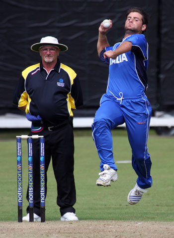 Peter Petricola bowling for Italy against Ireland in the 2008 European Championship.