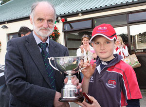 Jack Carson receives the trophy from Jim Bennett