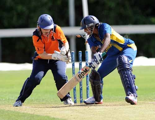 Sri Lanka v Netherlands: Mendis is bowled by Bruning (©Ian Jacobs/ICC)