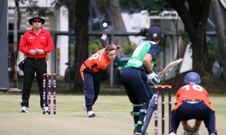 Lisa Klokgieters bowling for The Netherlands against Ireland