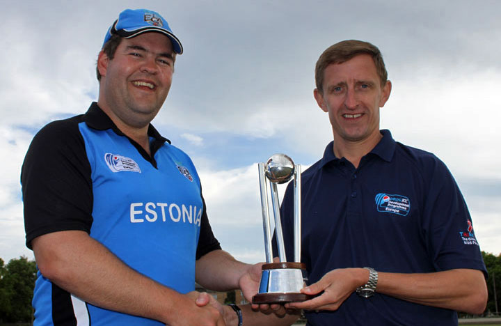 Phil Hudson presents the 2012 European Division 3 trophy to Tim Heath