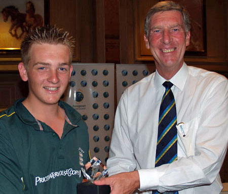 Thomas Kirk receives the 2006 European Under 15 Division 2 trophy from Roger Knight