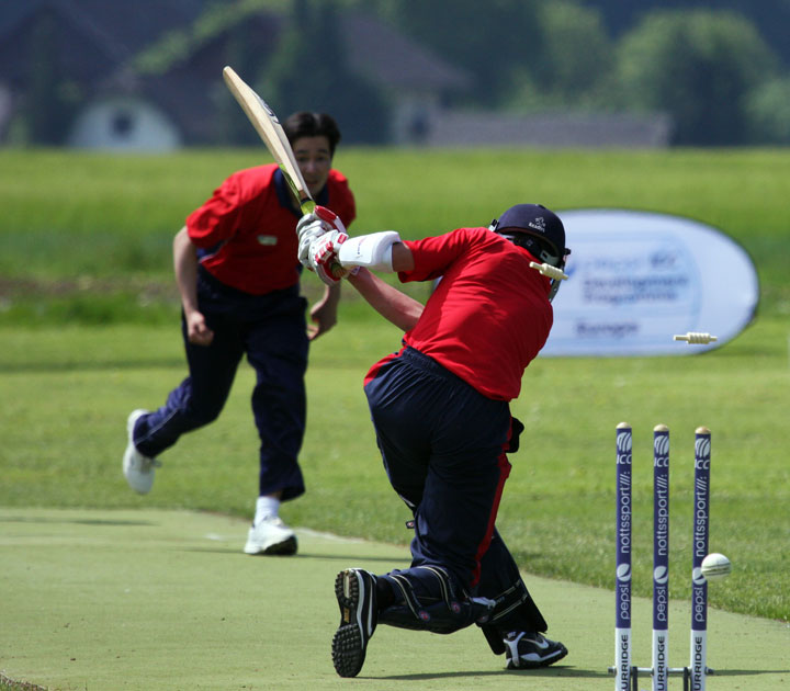 Turkey v Czech Republic 2011: Turkmenoglu bowls Storkek